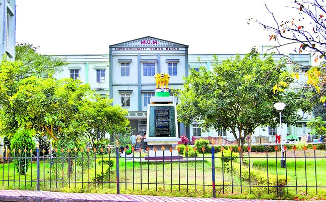 ఎంజీఎంలో ఏసీబీ అధికారులు?