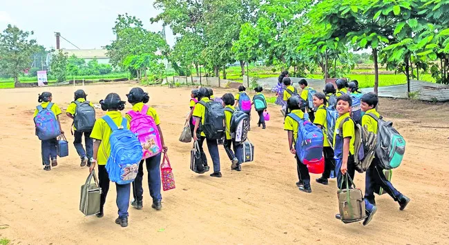 బాల్యంపై ‘బ్యాగు’ భారం