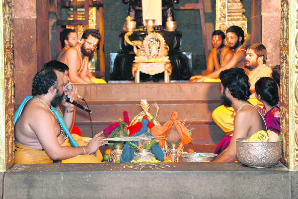 ట్రాక్టర్పై నుంచి జారిపడి మహిళ మృతి