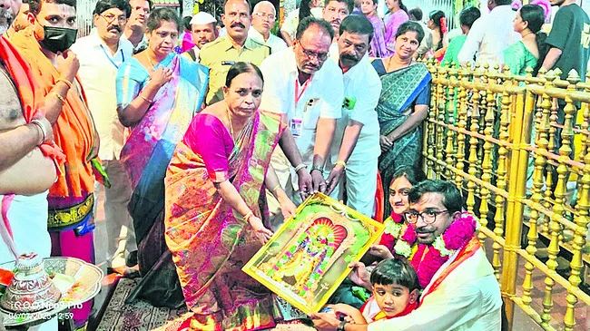 నెట్టికంటుడి సన్నిధిలో కలెక్టర్ దంపతులు