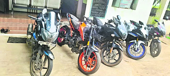 బైక్ చోరీలు చేసే ముఠా అరెస్ట్