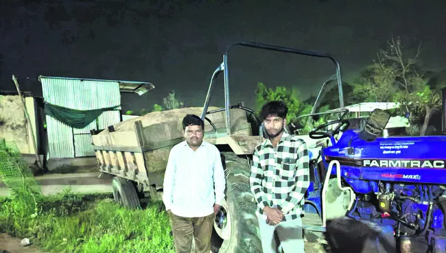 ఇసుక ట్రాక్టర్ల పట్టివేత