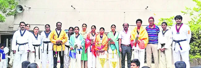 తైక్వాండో క్రీడాకారులకు అభినందన