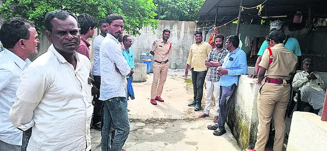 కుంసరలో దొంగల హల్చల్