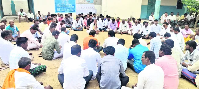 గ్రామాన్ని ఎడారిగా మారిస్తే ఊరుకోం..