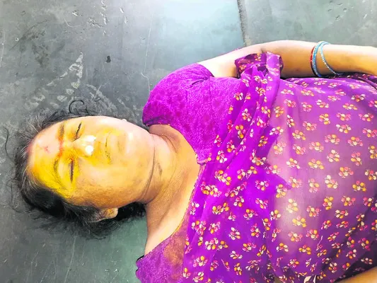 ఉరి వేసుకుని మహిళా రైతు ఆత్మహత్య