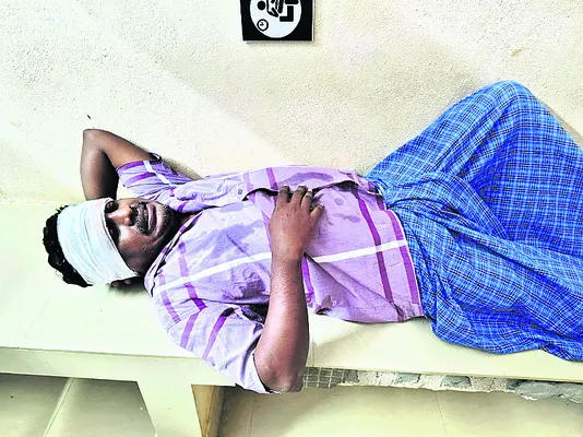 గేదెల మందను ఢీకొని వ్యక్తికి తీవ్రగాయాలు
