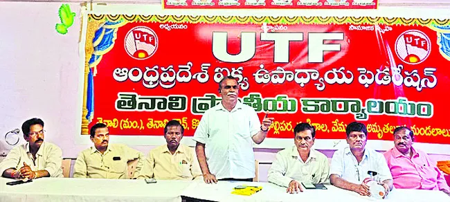 సెల్ఫోన్ లేని బడి నేడు అవసరం
