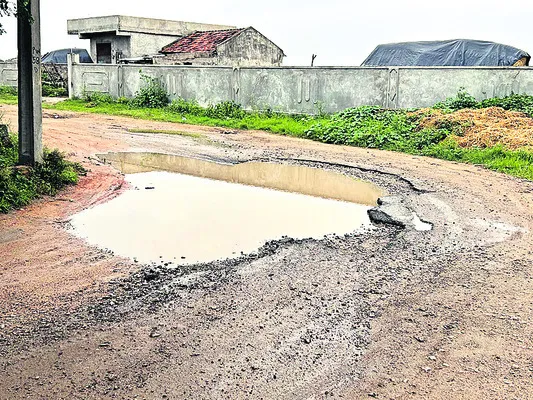 రోడ్డుపై కుంట.. చూడకుంటే తంట !