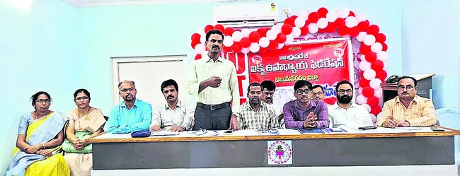 ప్రభుత్వ పాఠశాలలను నిర్వీర్యం చేసే కుట్ర