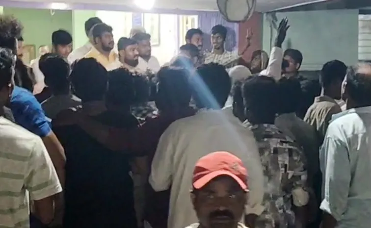 వేంపల్లి పోలీస్ స్టేషన్ వద్ద ఉద్రిక్తత