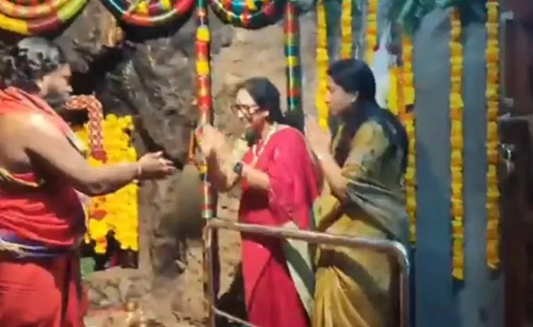 అమ్మవారికి ప్రత్యేక పూజలు చేసిన ప్రభాస్ పెద్దమ్మ శ్యామలా దేవి