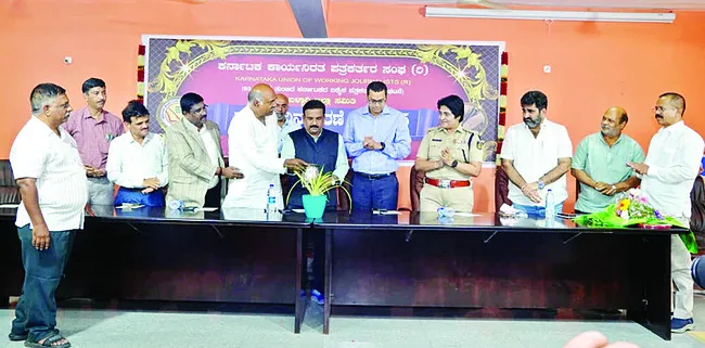 ఫేక్ న్యూస్తో పత్రికా రంగానికి చేటు