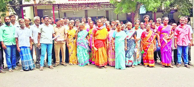 శ్మశాన దారి ఆక్రమణపై ధర్నా