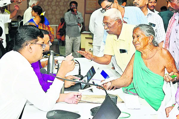 అర్జీలు సత్వరమే పరిష్కరించాలి 