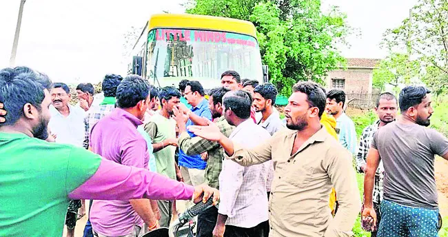 ప్రైవేట్ పాఠశాల బస్సు అడ్డగింత..