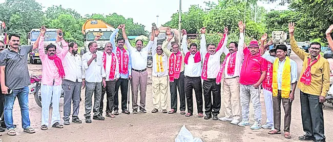 పదిగంటల జీవో సంగతి తేల్చాలి