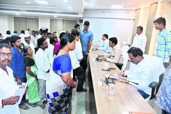 ఫిర్యాదులను త్వరగా పరిష్కరించాలి