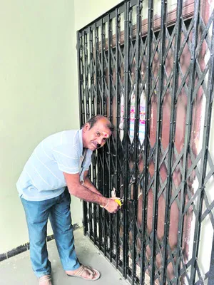సబ్ రిజిస్ట్రార్ కార్యాలయానికి తాళం