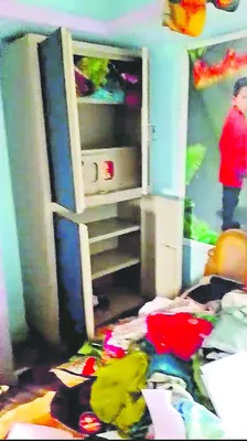 పట్టపగలే ఇంట్లో చోరీ
