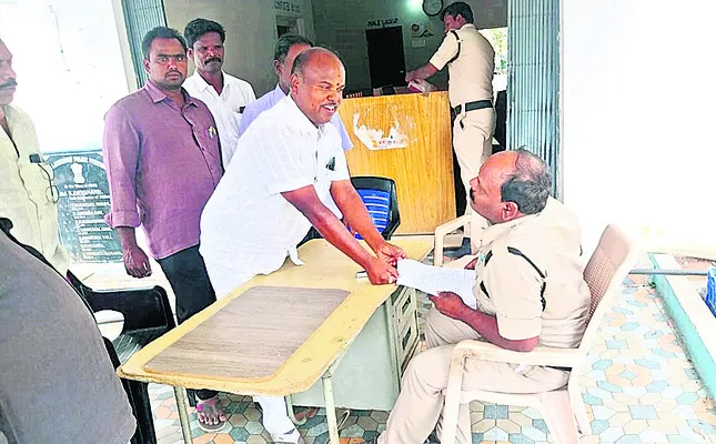 స్థల ఆక్రమణకు టీడీపీ నాయకుల యత్నం