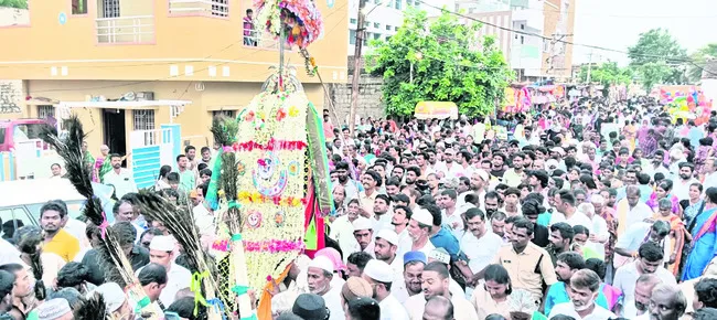 కనులపండుగగా ఇమామే హుస్సేన్ సవారి