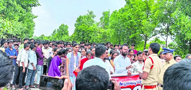 ఫీజు బకాయిలు విడుదల చేయాలని ధర్నా
