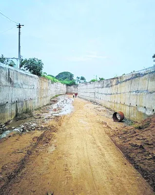అసంపూర్తిగా అండర్‌బ్రిడ్జి నిర్మాణం