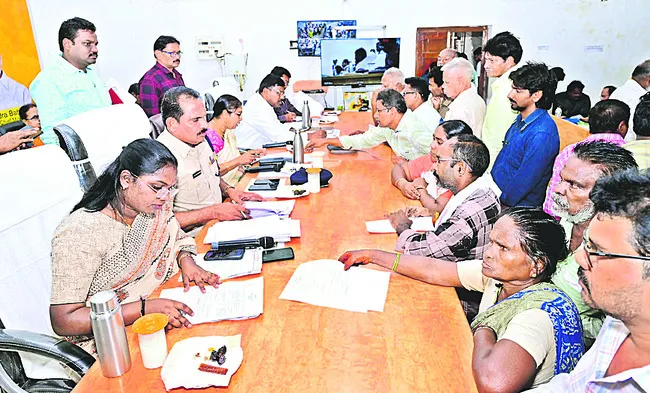 అర్జీల పరిష్కారంలో శ్రద్ధ చూపండి