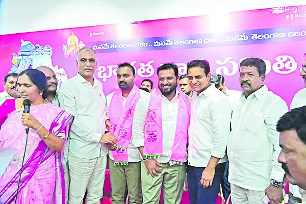 కారెక్కిన కాంగ్రెస్ నాయకులు