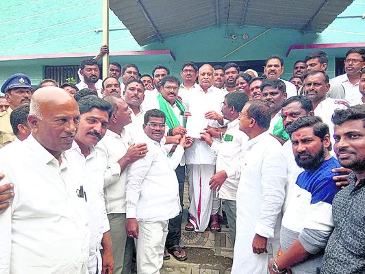 తహసీల్దార్ను బదిలీ చేయండి