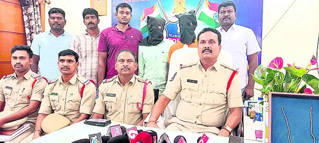 తండ్రి సాయంతో కొడుకు చోరీ