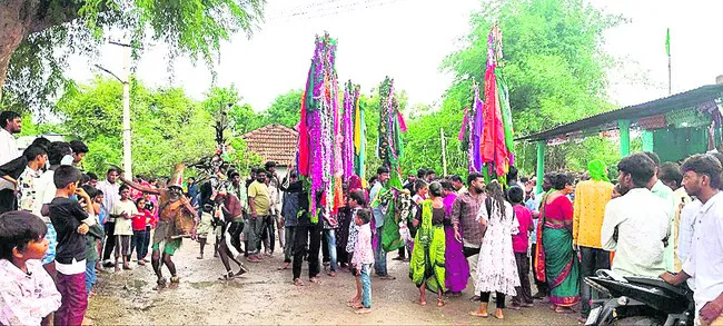 ఊరూరా