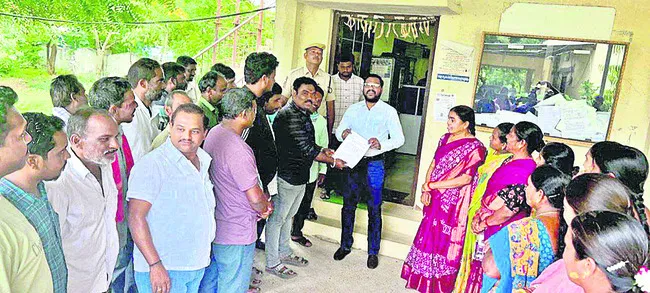 మా బతుకులను రోడ్డు పాలు చేయద్దు