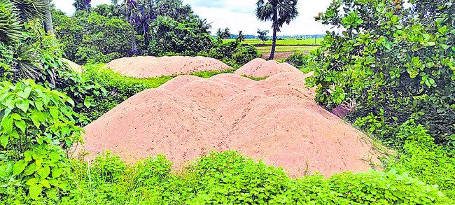 దారి పొడవునా ఇసుక నిల్వలు 