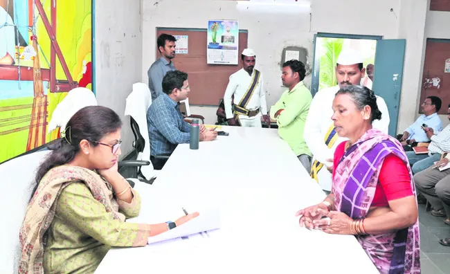 ఫిర్యాదులు త్వరగా పరిష్కరించాలి