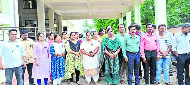 రెవెన్యూ ఉద్యోగుల నిరసన
