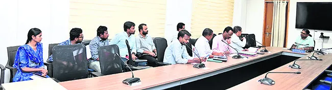 అభివృద్ధి పనుల్లో వేగం పెంచాలి