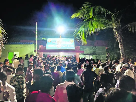 పోలీస్ స్టేషన్ వద్ద ఉద్రిక్తత