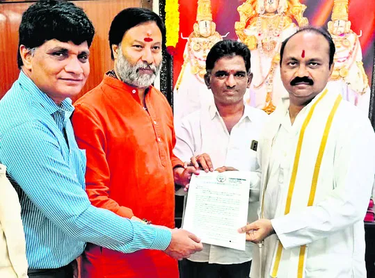 టీటీడీ ఈఓను కలిసిన అన్నమయ్య జన్మస్థలి వాసులు