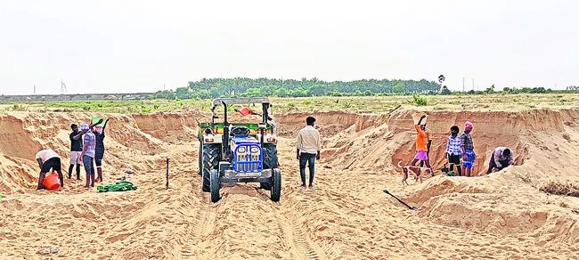 యథేచ్ఛగా ఇసుక దోపిడీ