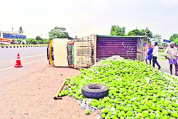 మామిడికాయల లోడు వాహనం బోల్తా