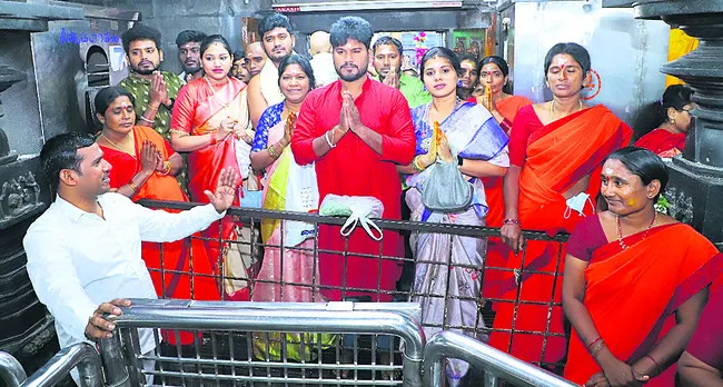 రాజన్నకు మొక్కులు