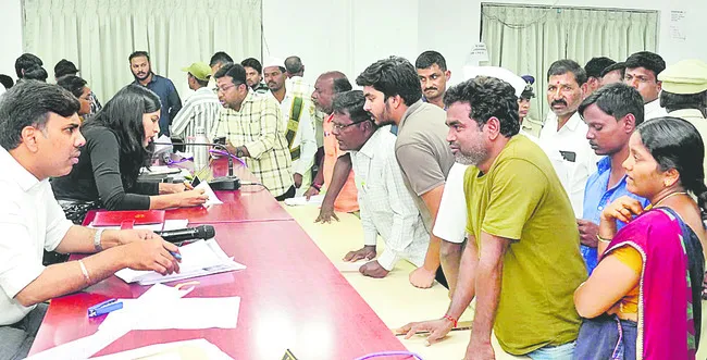 అర్జీలను పెండింగ్లో పెట్టొద్దు