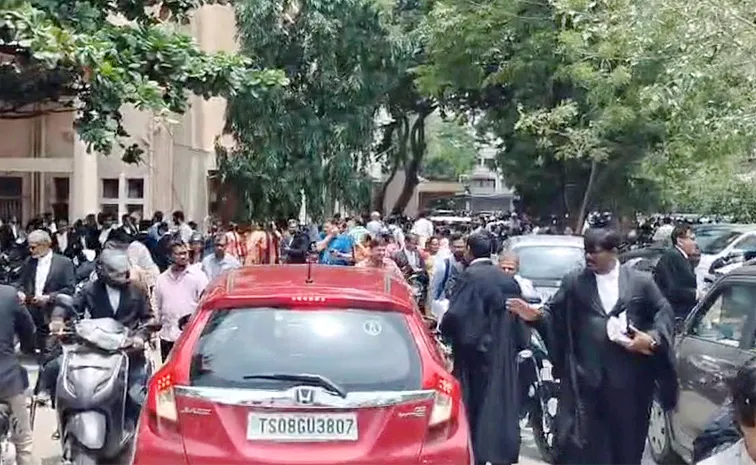 హైదరాబాద్‌లో వరుస బాంబు బెదిరింపులు.. రాజ్‌భవన్‌, కోర్టు సహా.. 