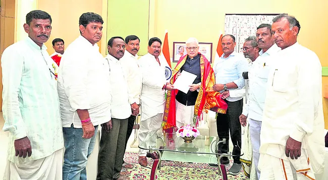 గవర్నర్ను కలిసిన మాజీ ఎంపీ ‘సోయం’