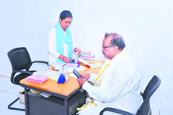 ప్రసాద వితరణకు ఈవో రూ.లక్ష విరాళం