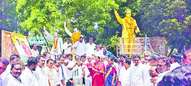 ఊరూరా