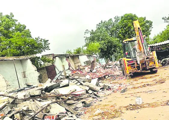 అక్రమ నిర్మాణాలపై కొరడా 