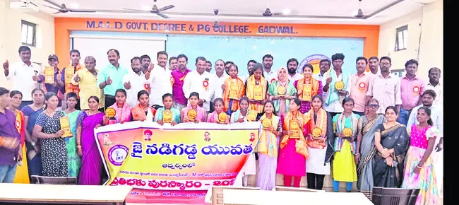 విద్యార్థులు ఉన్నత లక్ష్యాలు సాధించాలి
